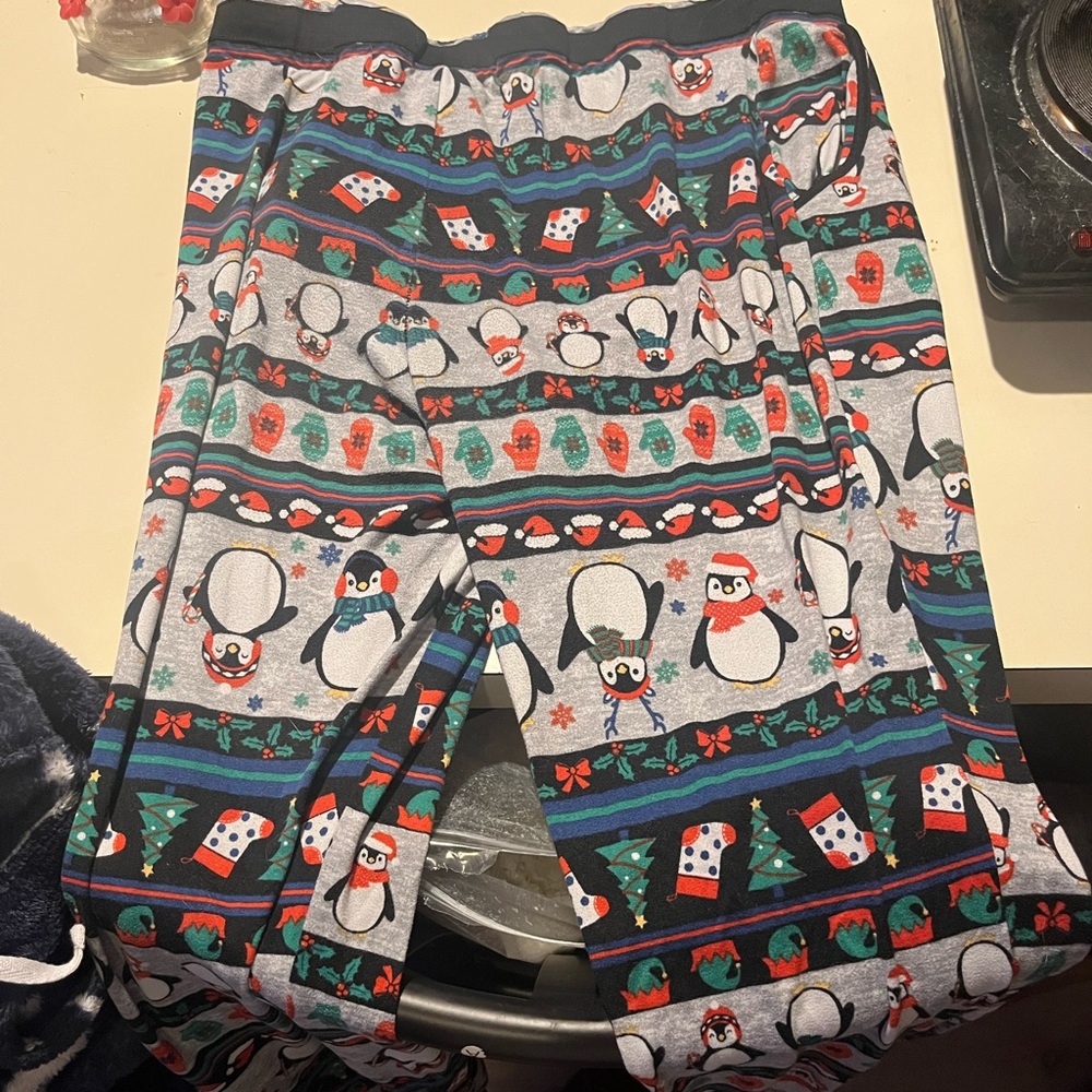 Penguin holiday print sweatpants